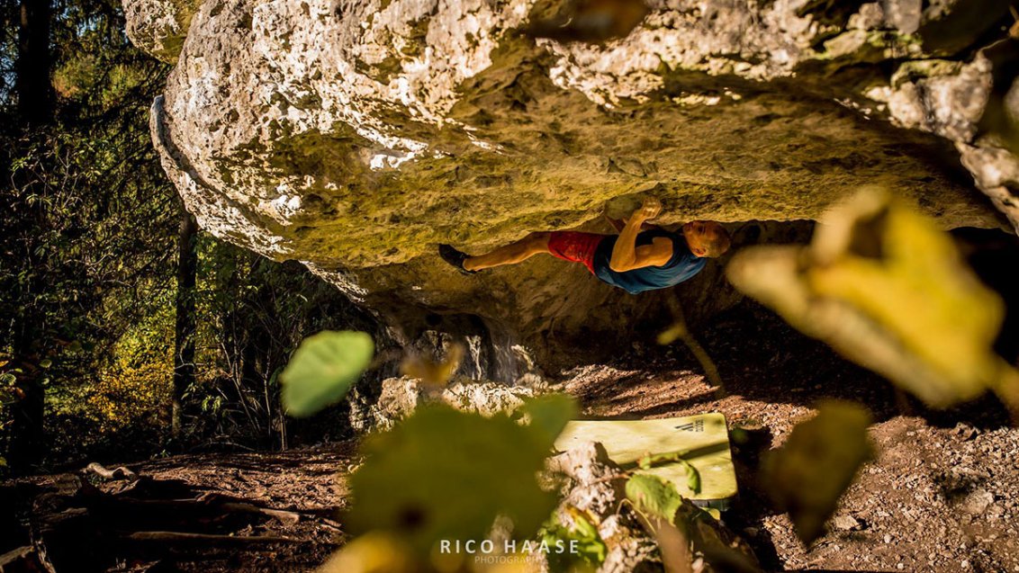 Bouldern im Frankenjura - Volker Schoeffl bouldering in "North Star" - Picture-Rico Haase