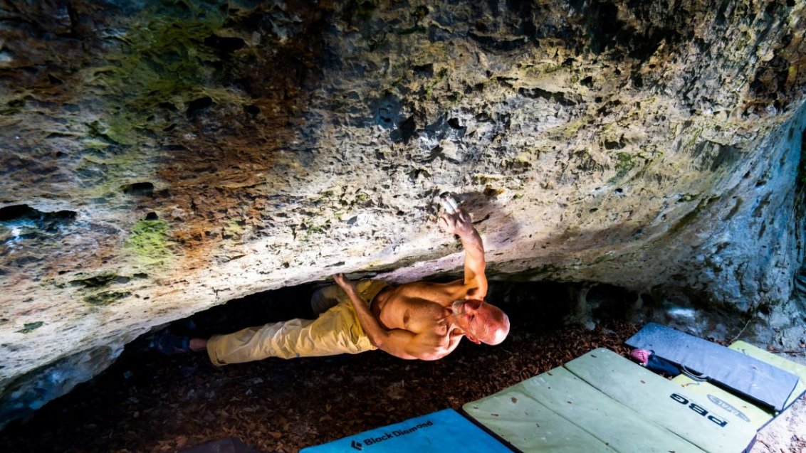 Maik Urbczat bouldering in "Mikroklima"