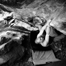 0011_Volker_Schoeffl_bouldering_in-Algund-Foto-Enrico_Haase.jpg