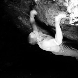 0013_Volker_Schoeffl_bouldering_in-Algund-Foto-Enrico_Haase.jpg