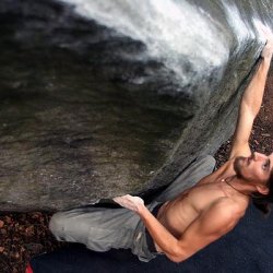 0021_Stefan_Henny_in_einem_Boulderproblem_am_Schneeberg-Foto-Falk_Zedler.jpg