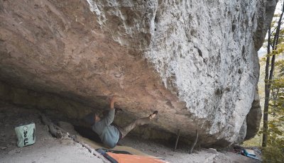 Thomas Lindinger bouldering in Kochel 2020