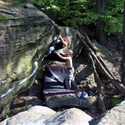 0007_Katharina_Franke_in_einem_Boulderproblem_am_Schneeberg-Foto-Falk_Zedler.jpg