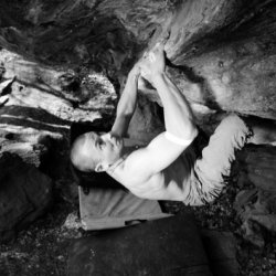 0012_Volker_Schoeffl_bouldering_in-Algund-Foto-Enrico_Haase.jpg