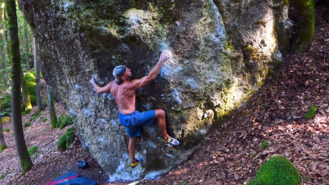 Bouldern im Frankenjura - Maik Urbczat bouldering in "Crimp Parade" - Picture-Maik Urbczat