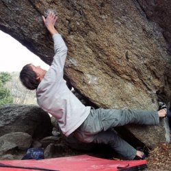 0002_Sebastian_Arndt_in_einem_Boulderproblem_in-Targasonne-Archiv-Sebastian_Arndt.jpg