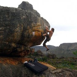 0021_Stefan_Henny_in_einem_Boulderproblem_in-Suedafrika-Archiv-Henny.jpg