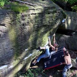 0008_Katharina_Franke_in_einem_Boulderproblem_am_Schneeberg-Foto-Falk_Zedler.jpg