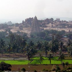 0013_Blick_vom_Isleland_zum-Hampi_Main_Tempel-Archiv-Sebastian_Klee.jpg