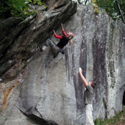 0131_Miriam_Grum_bouldering_in_Brione-Foto-Mono_Berthold.jpg