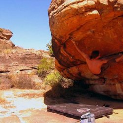 0015_Stefan_Henny_in_einem_Boulderproblem_in-Suedafrika-Archiv-Henny.jpg