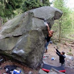 0002_Katharina_Franke_in_einem_Boulderproblem_am_Schneeberg-Foto-Falk_Zedler.jpg