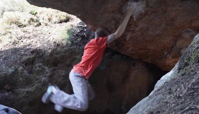 Thoamas Lindinger bouldering in Bahratal.
