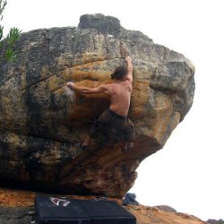 0022_Stefan_Henny_in_einem_Boulderproblem_in-Suedafrika-Archiv-Henny.jpg