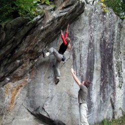 0132_Miriam_Grum_bouldering_in_Brione-Foto-Mono_Berthold.jpg