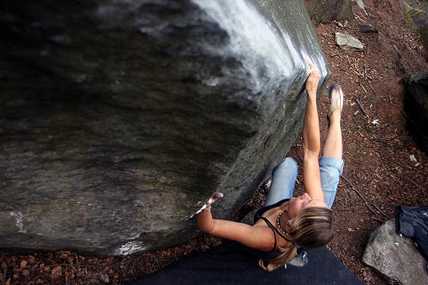 0001_Katharina_Franke_in_einem_Boulderproblem_am_Schneeberg-Foto-Falk_Zedler.jpg