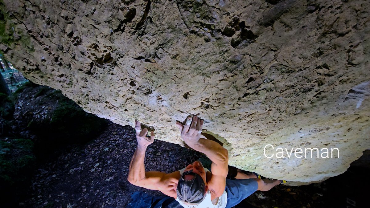 Maik Urbczat bouldering in "Caveman"- Picture-Urbczat